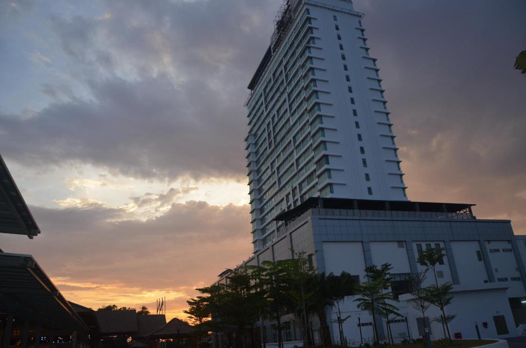 Tenera Hotel Bangi Zewnętrze zdjęcie The 10-storey tower of the hospital