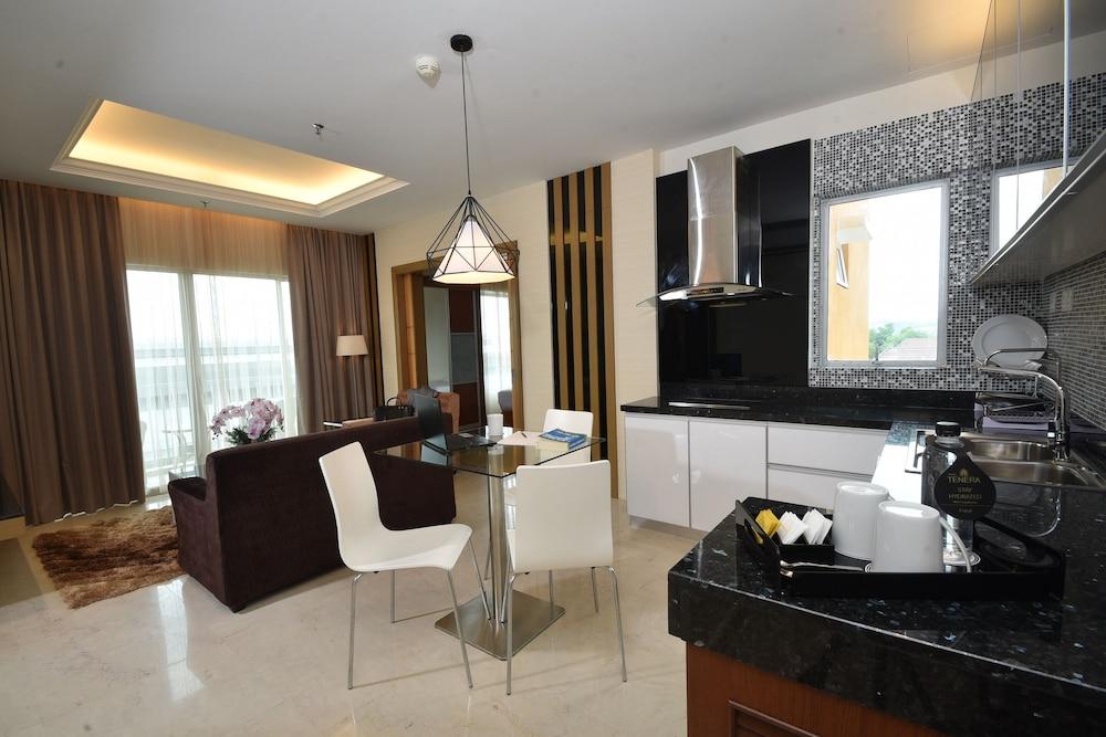 Tenera Hotel Bangi Zewnętrze zdjęcie A 3D rendering of a kitchen and dining room